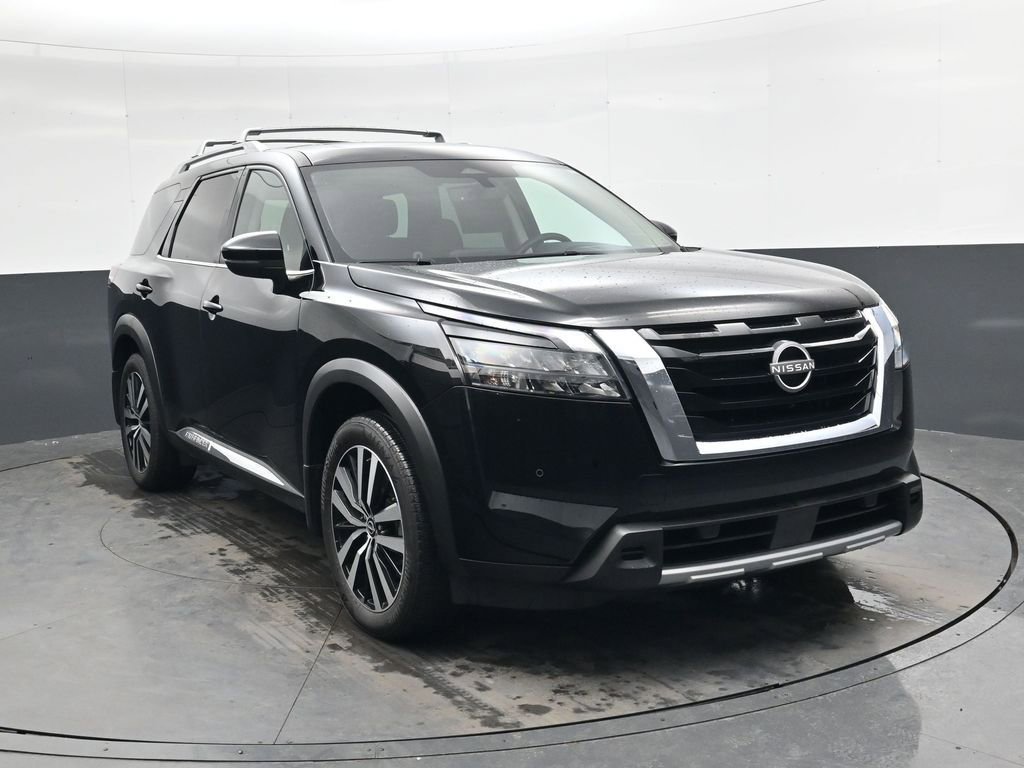 Used 2025 Nissan Pathfinder Platinum image 1