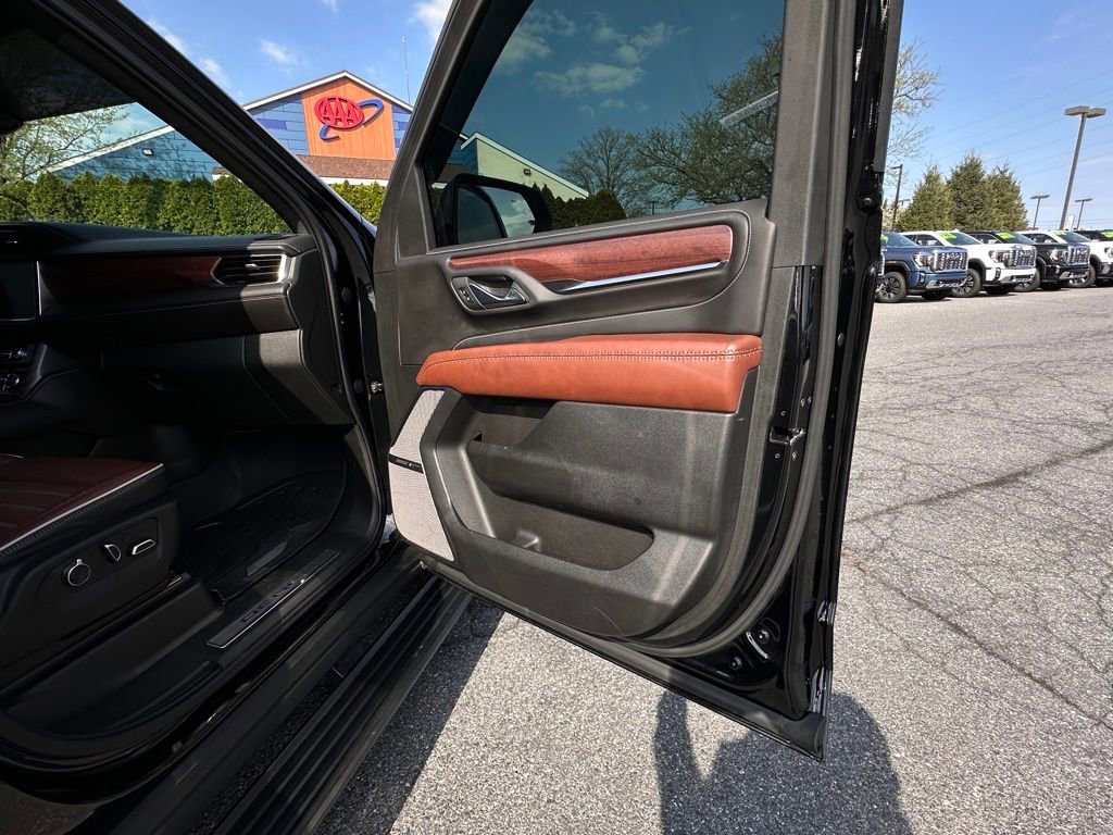 Used 2023 GMC Yukon Denali Ultimate AWD/4WD image 16
