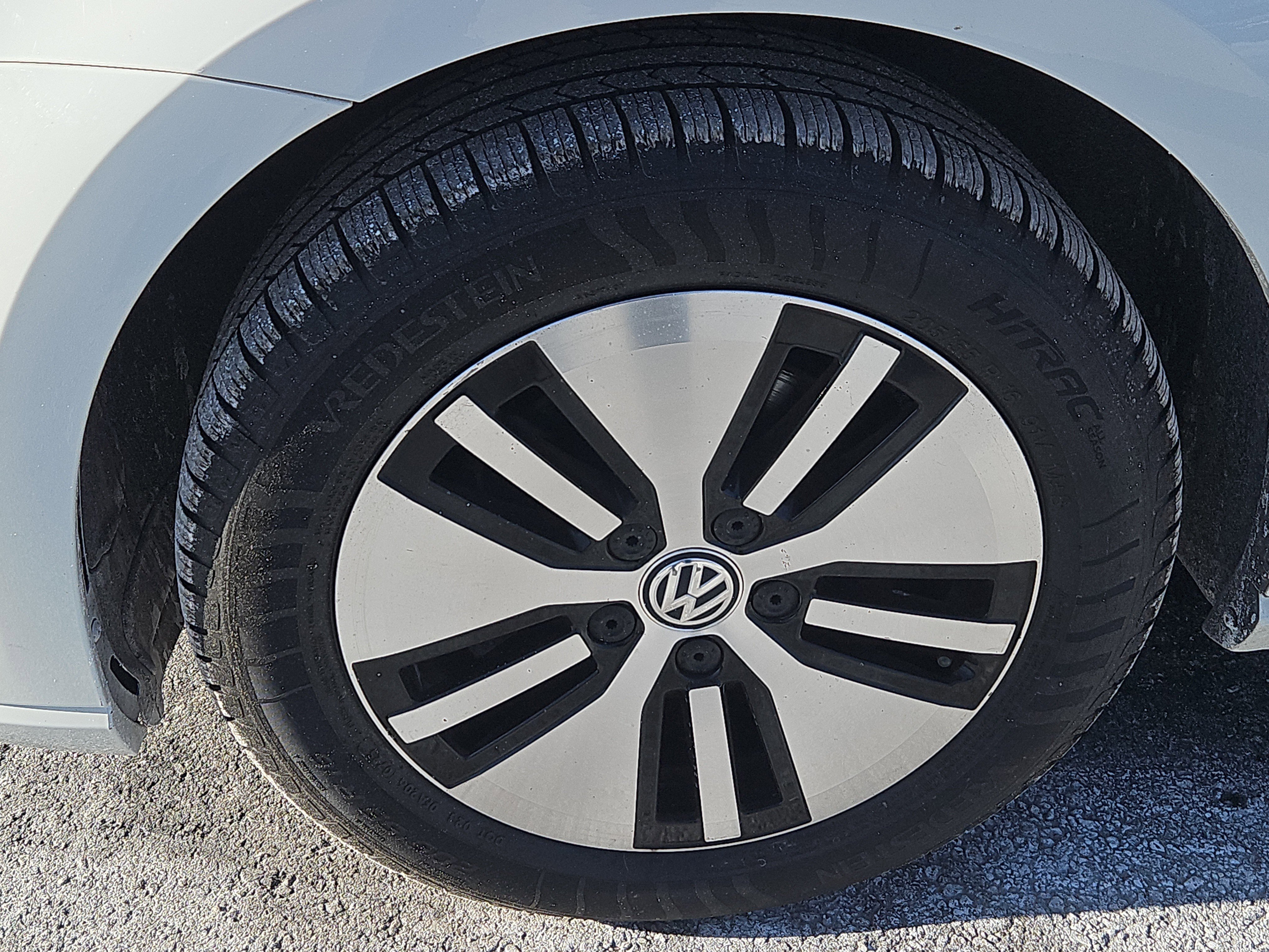 Used 2017 Volkswagen e-Golf SEL Premium image 4