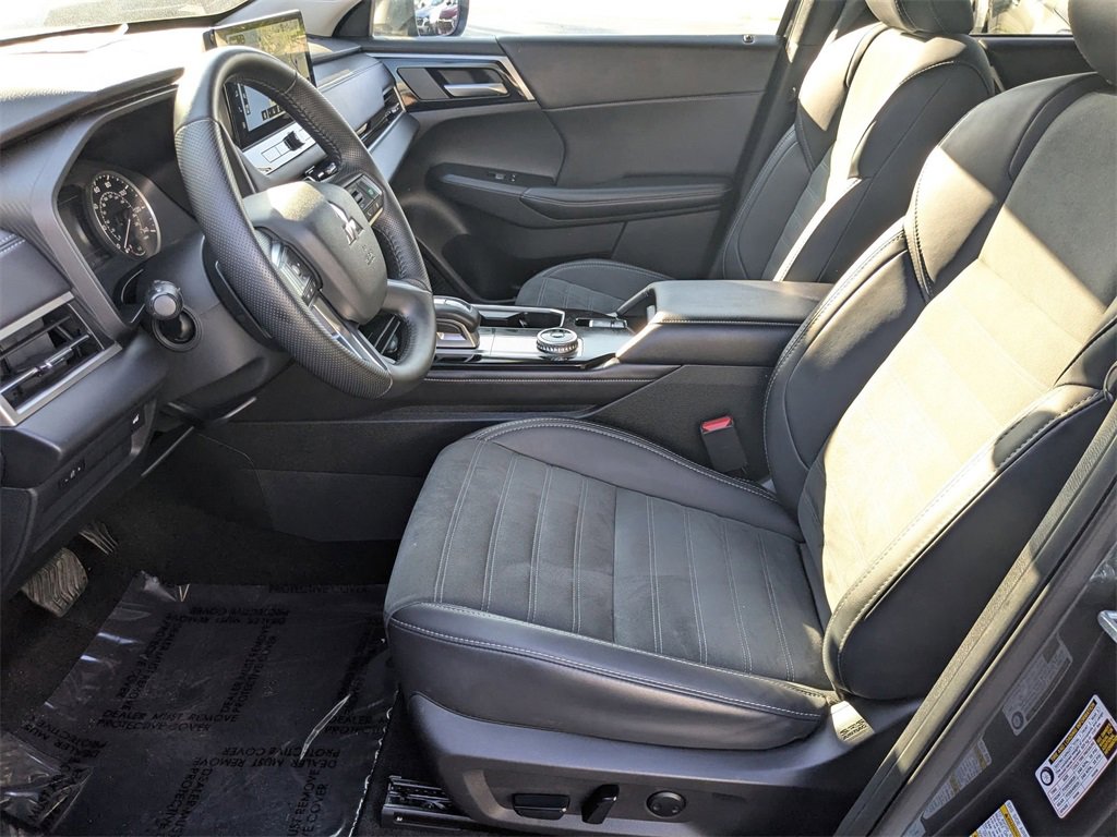 Used 2025 Mitsubishi Outlander SE image 21