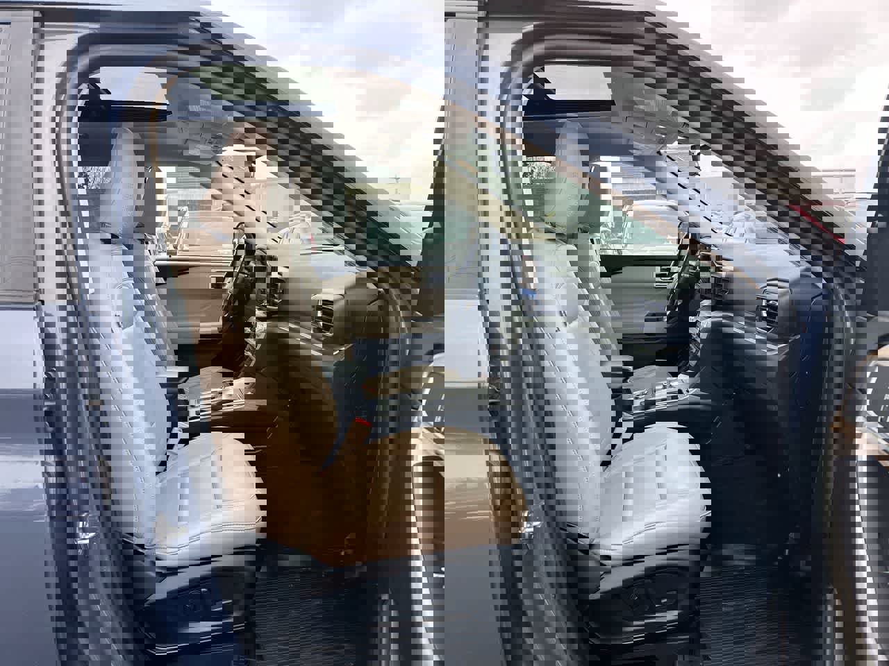 Used 2021 Ford Explorer XLT w/ Equipment Group 202A image 28