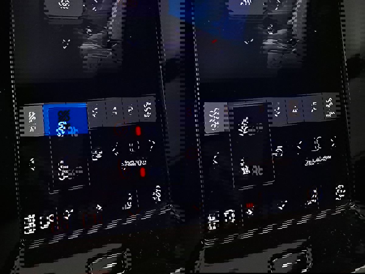 Used 2024 Volvo XC40 B5 Core image 21