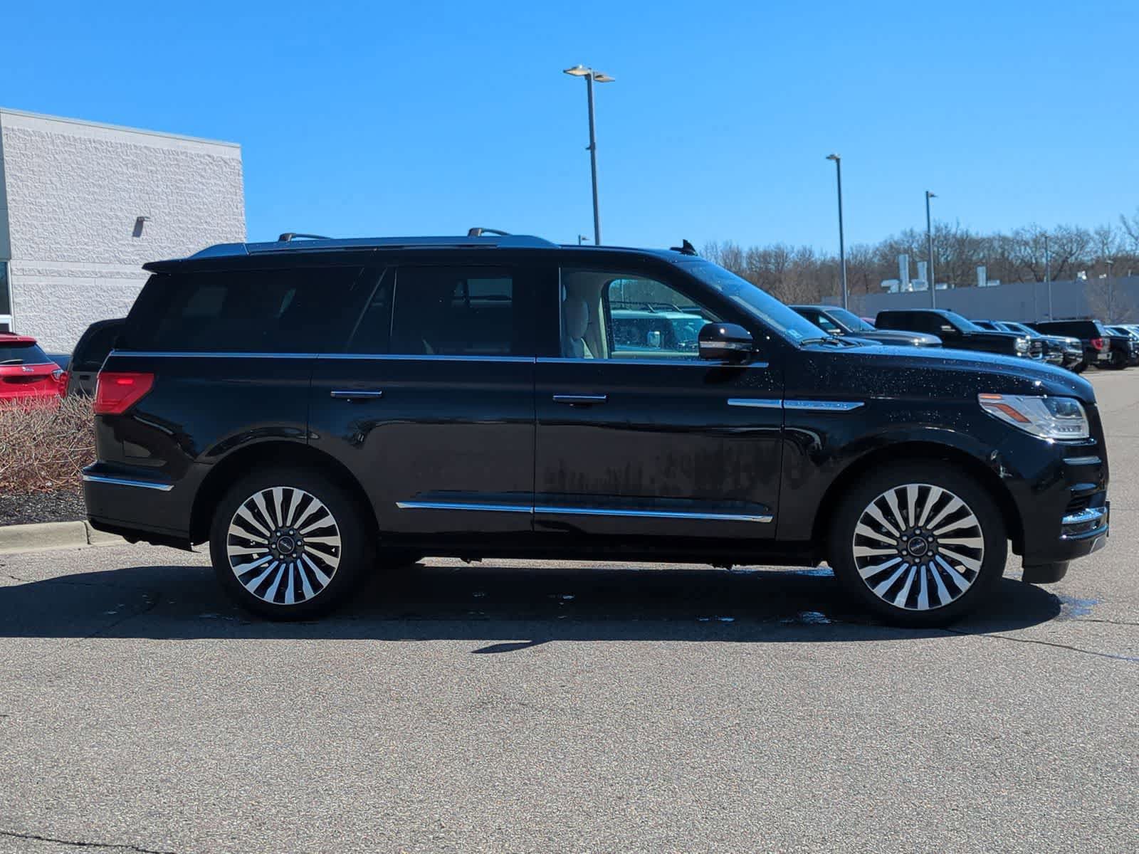Used 2021 Lincoln Navigator Reserve w/ Luxury Package AWD/4WD image 9
