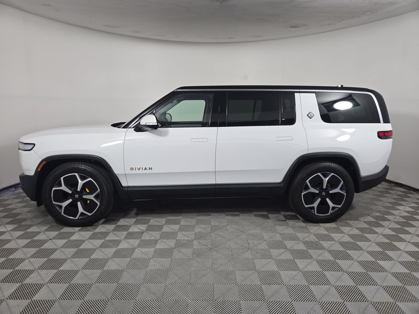 Used 2024 Rivian R1S Adventure Quad AWD/4WD image 2