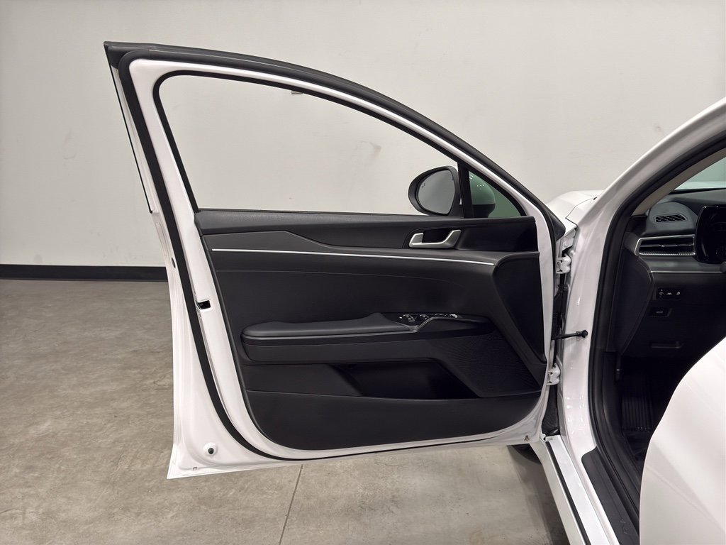 Used 2022 Kia K5 LXS image 9