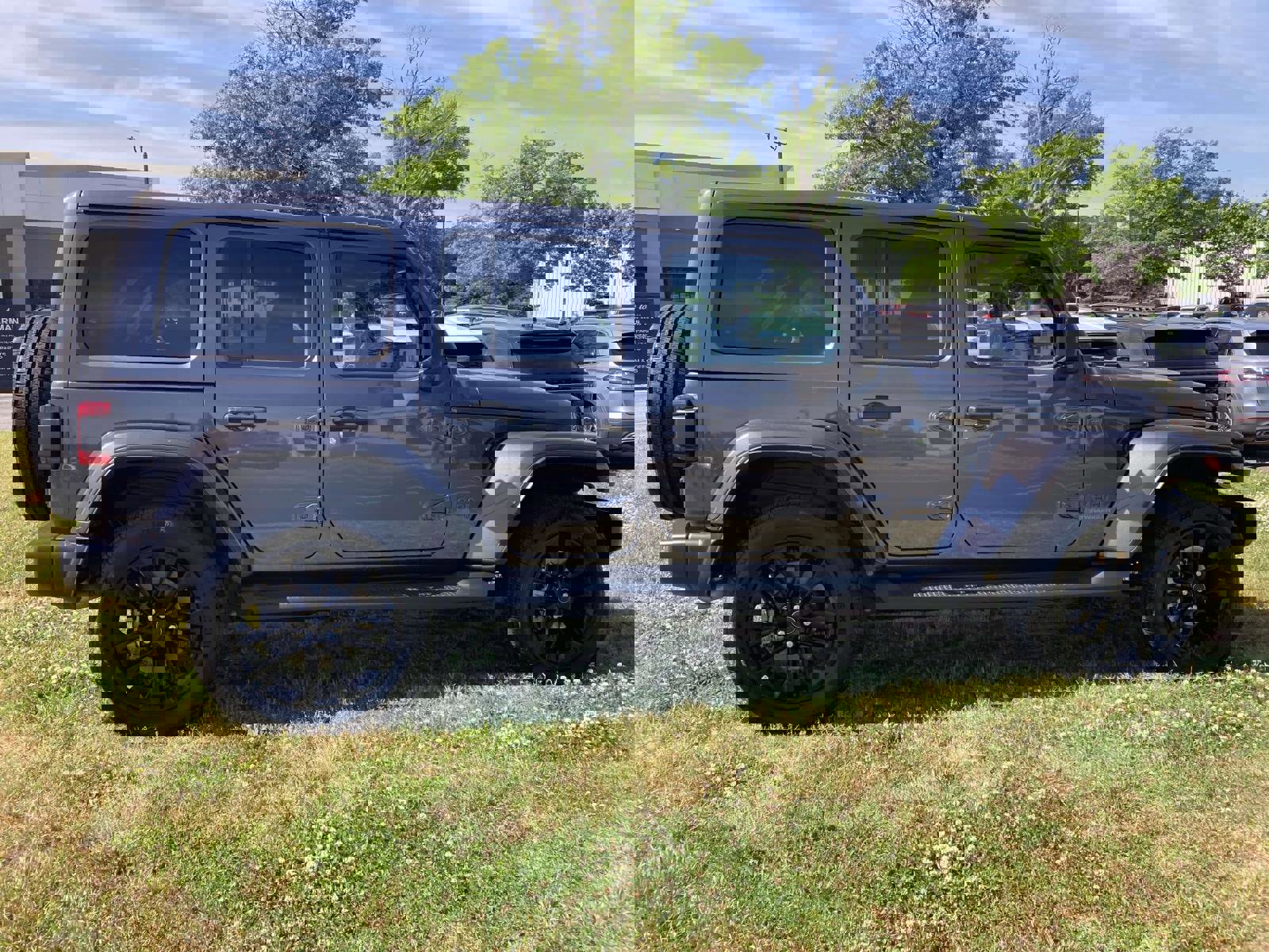 Used 2025 Jeep Wrangler Sahara AWD/4WD image 2