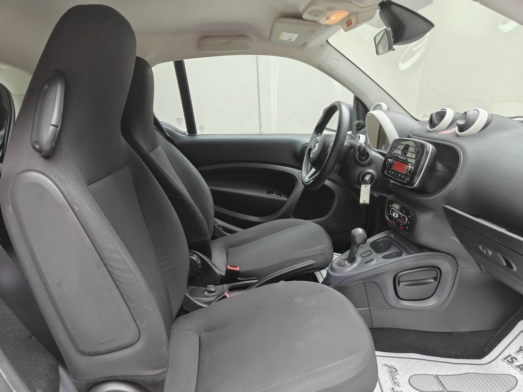 Used 2017 smart fortwo pure RWD image 19