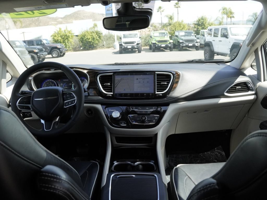 Used 2024 Chrysler Pacifica Limited FWD image 26