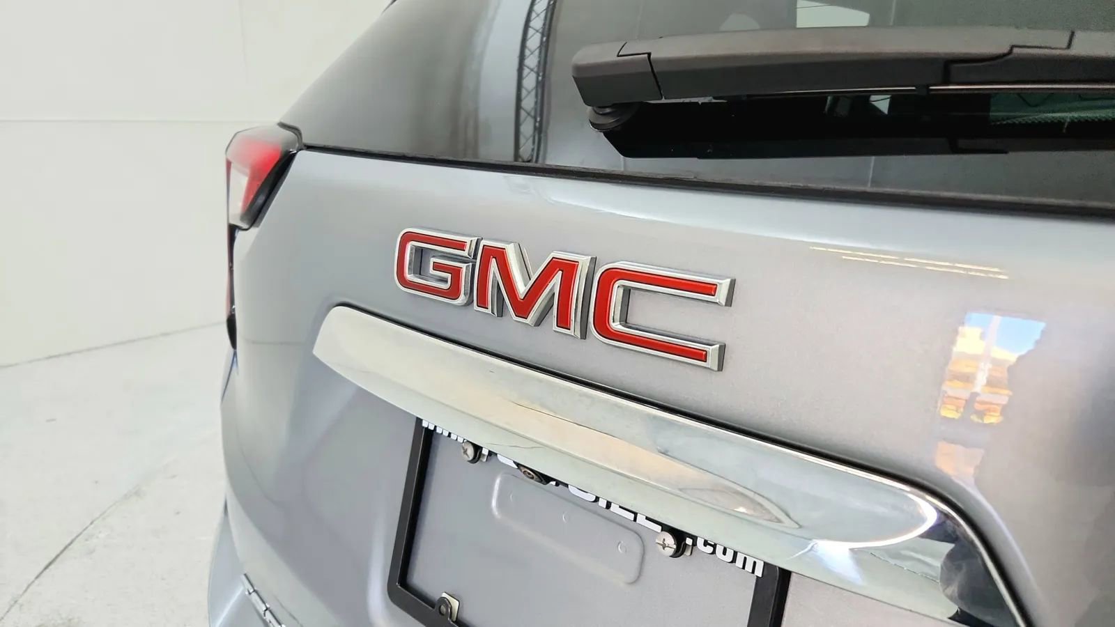 Used 2023 GMC Terrain SLT image 16