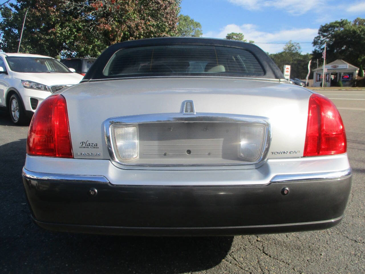 Used 2005 Lincoln Town Car Signature image 3