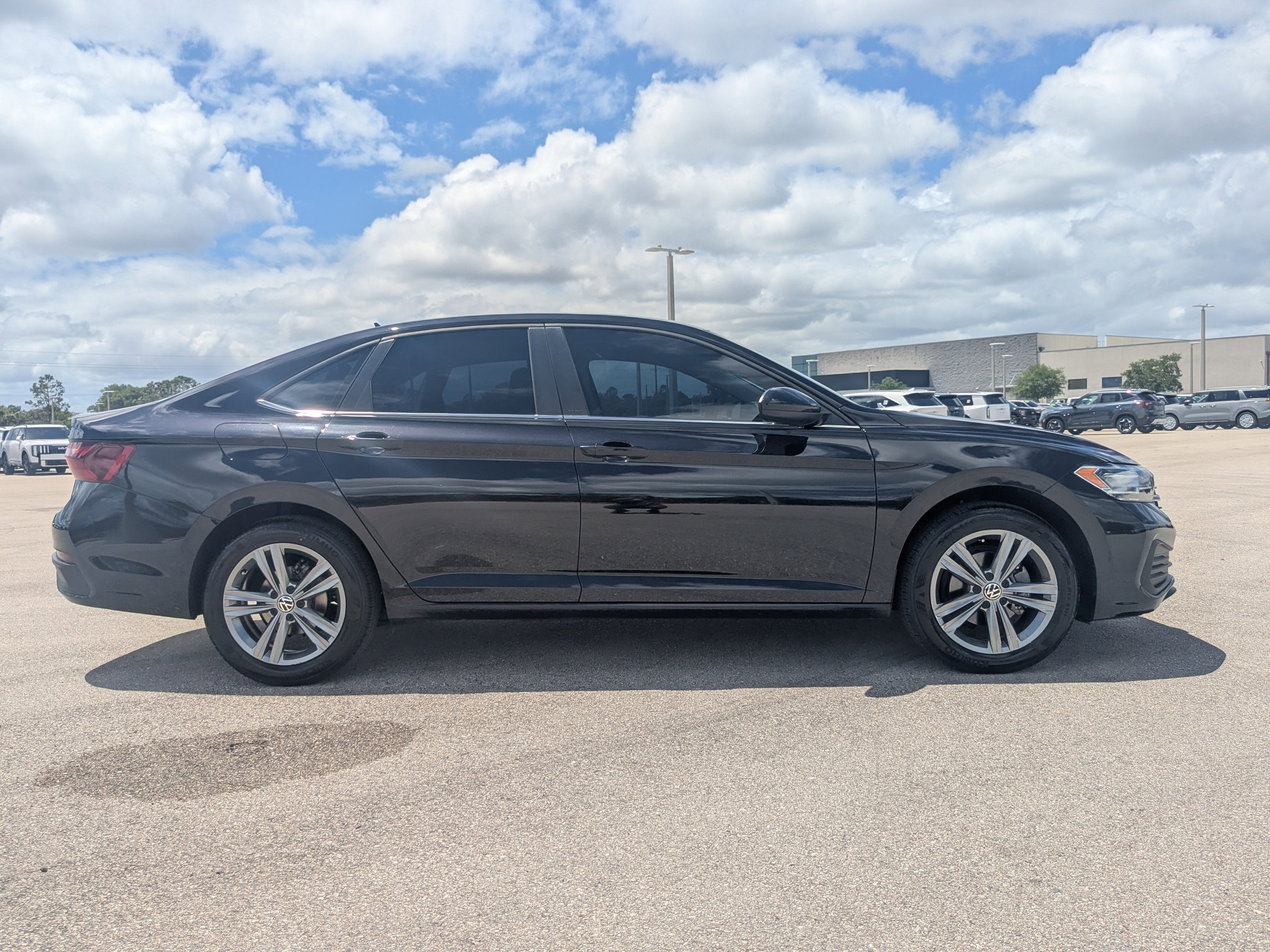 Used 2024 Volkswagen Jetta SE image 4