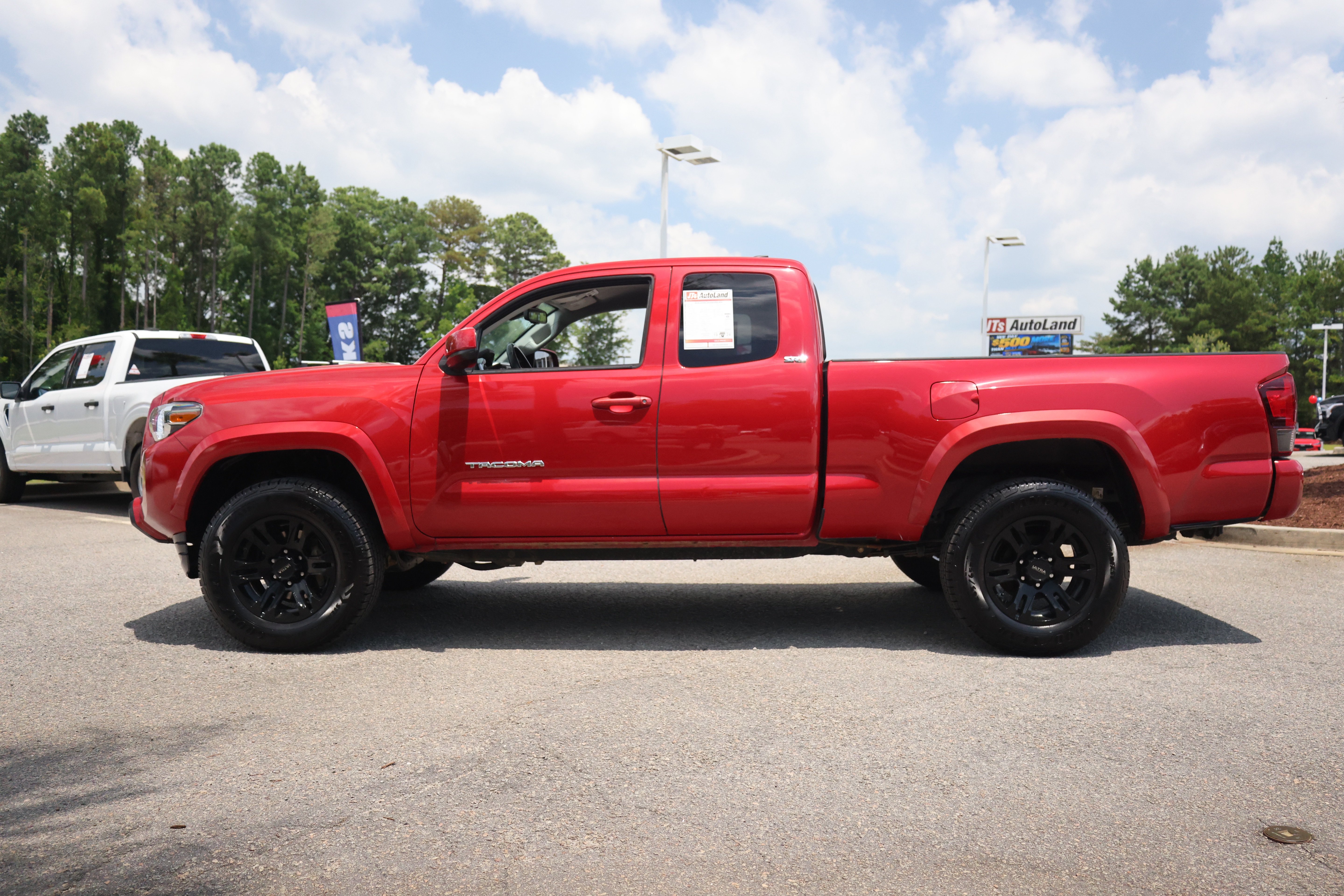 Used 2019 Toyota Tacoma SR5 RWD image 2