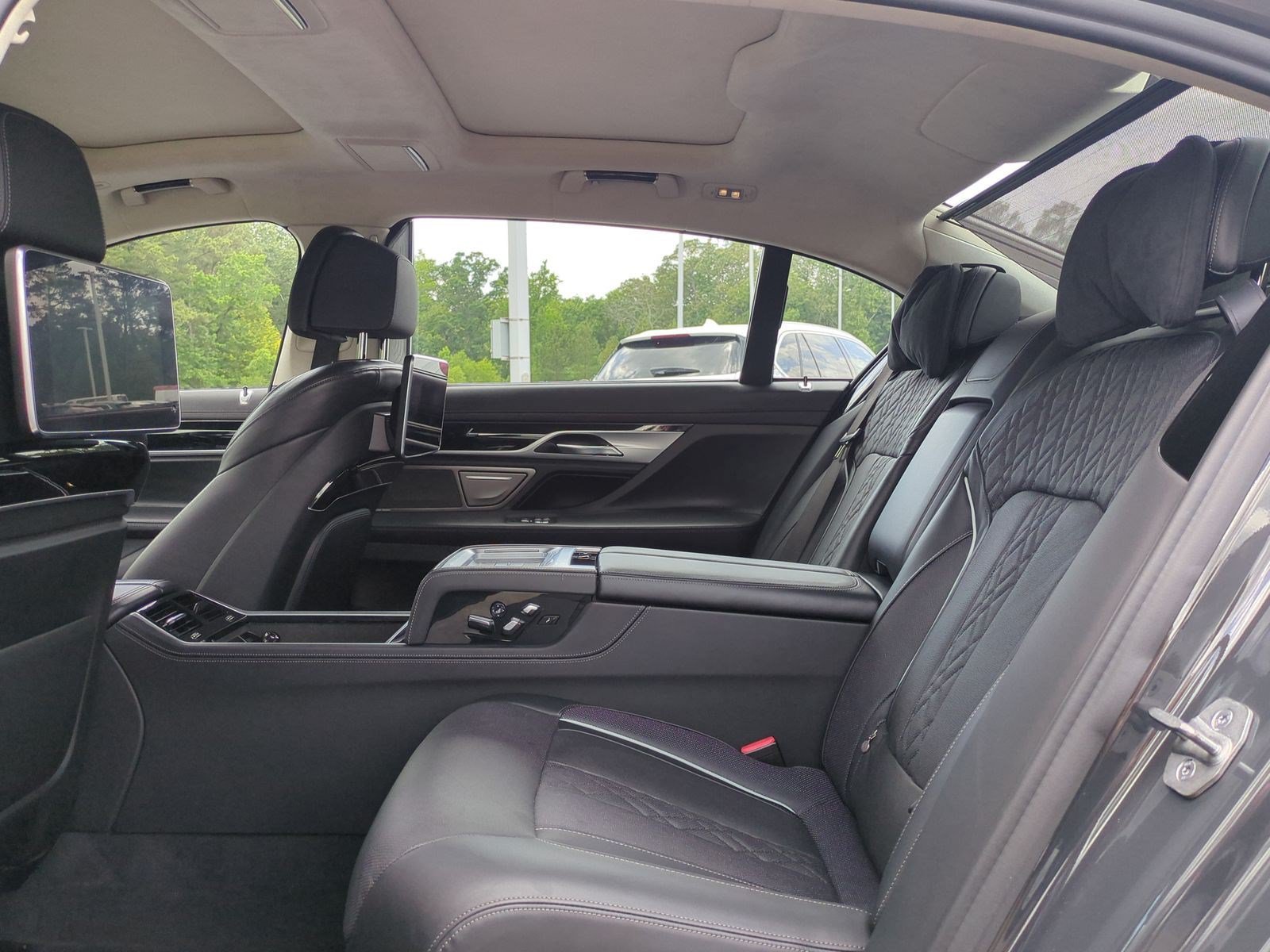Used 2022 BMW M760i xDrive AWD/4WD image 32
