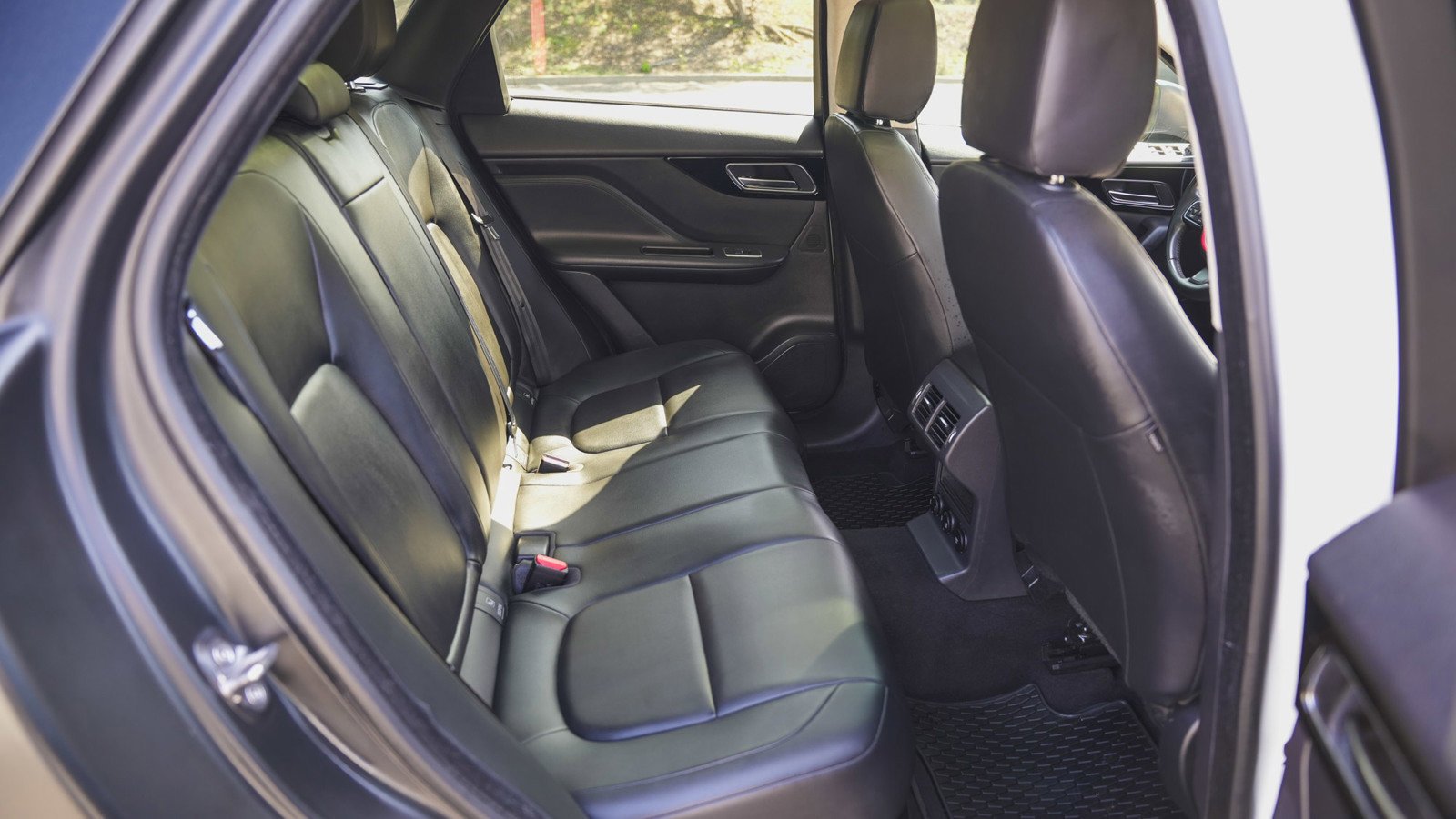 Used 2019 Jaguar F-PACE Premium image 25