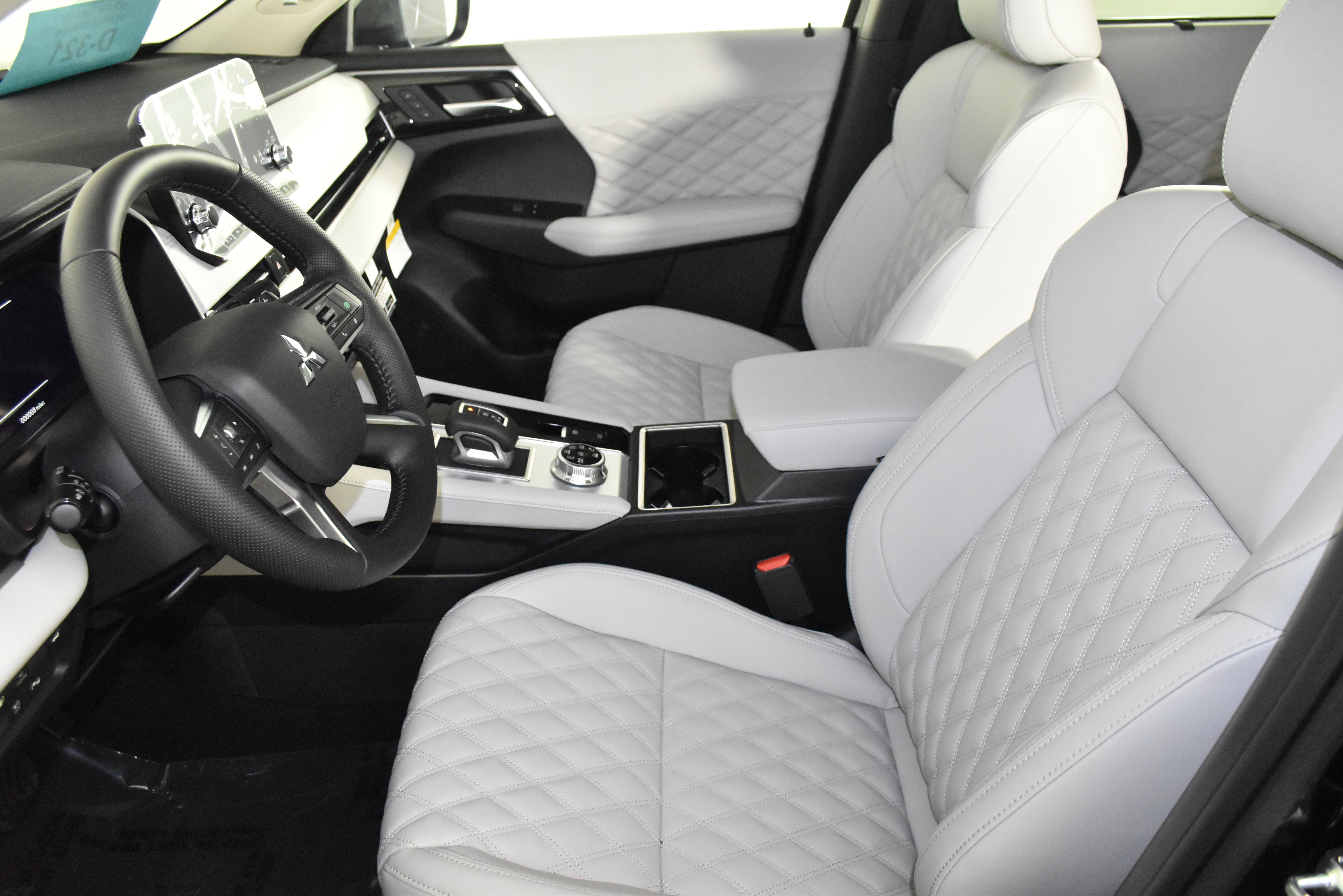 Used 2025 Mitsubishi Outlander SEL image 14