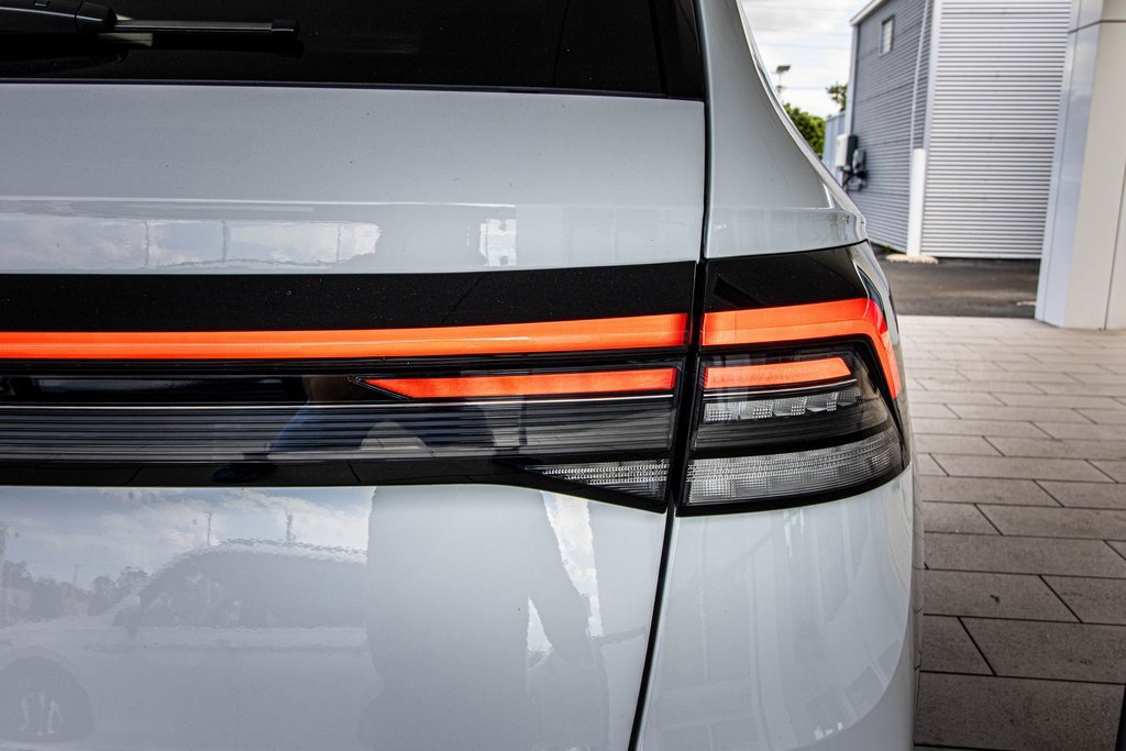 Certified 2025 Volkswagen Taos SE w/ Black Wheel Package image 17