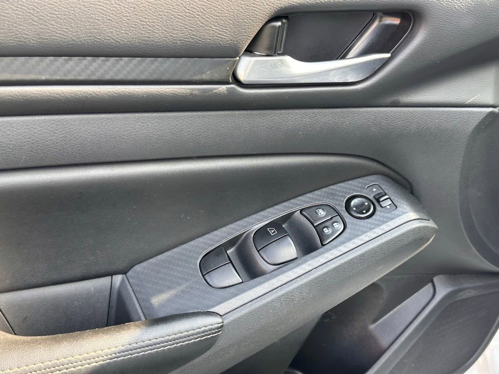Used 2025 Nissan Altima 2.5 SV image 14
