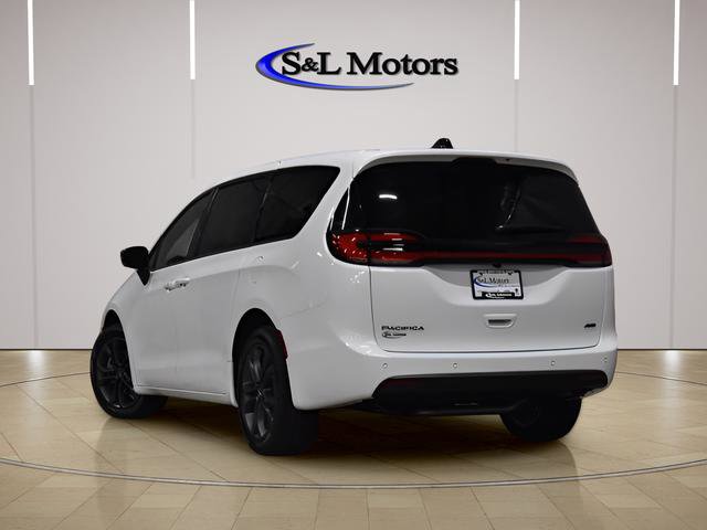 New 2026 Chrysler Pacifica Select AWD/4WD image 5