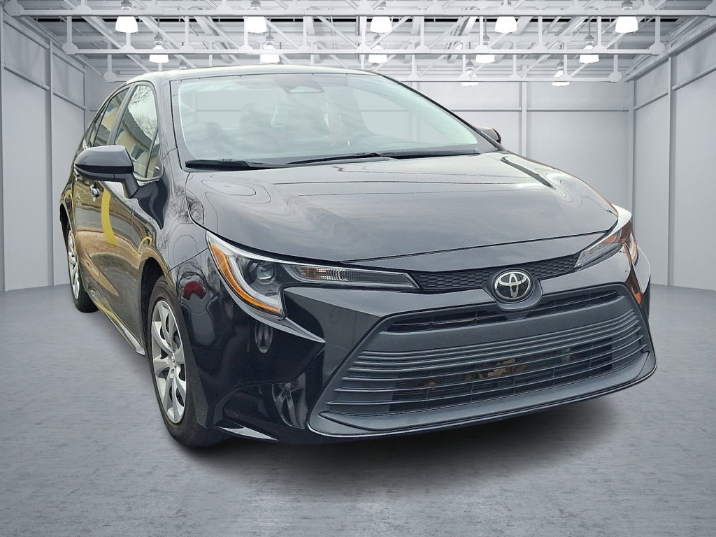 Used 2023 Toyota Corolla LE image 3