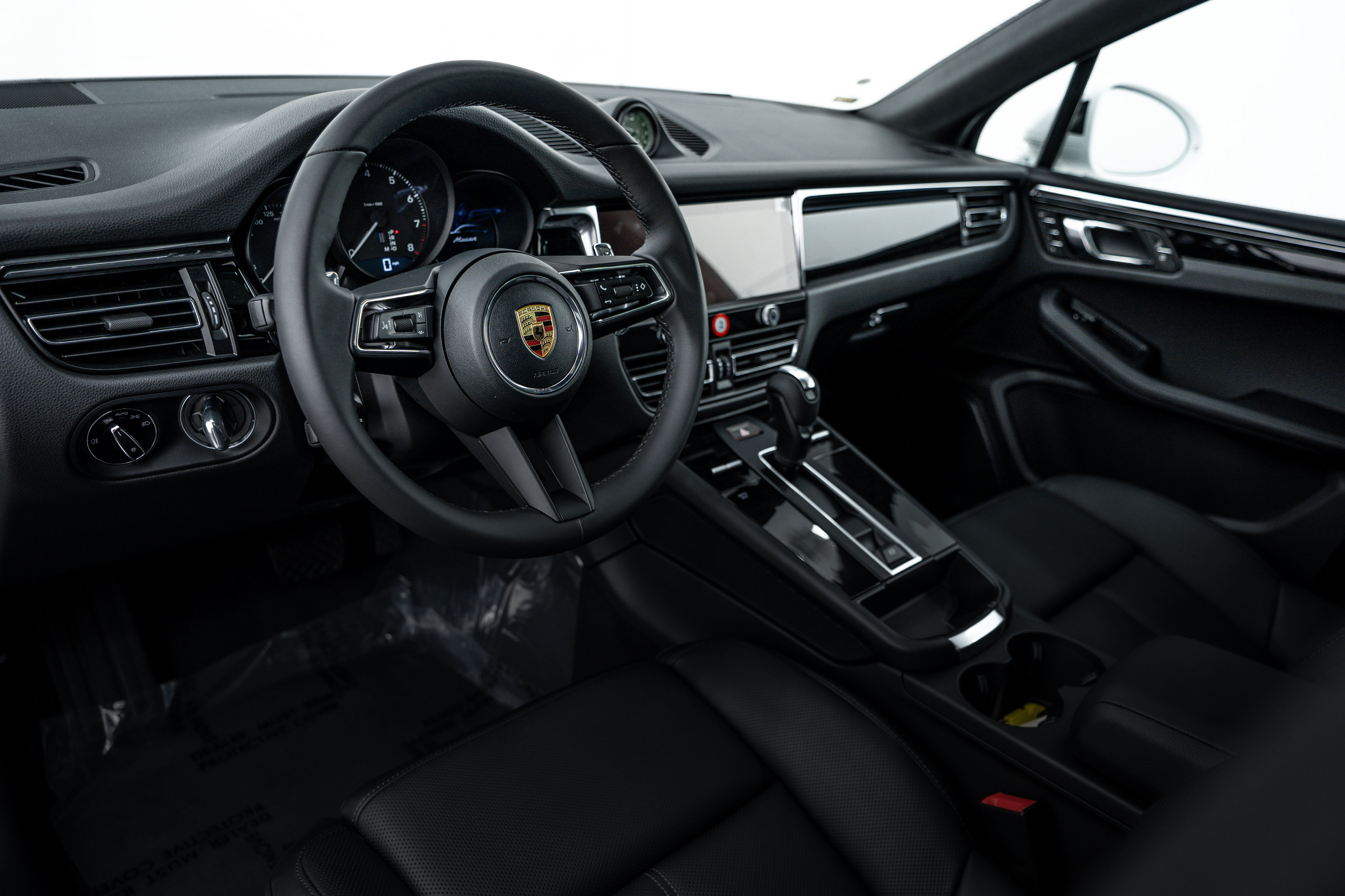 Certified 2026 Porsche Macan AWD/4WD image 4