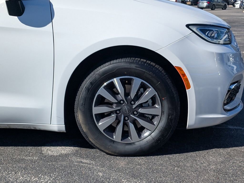 Certified 2024 Chrysler Pacifica Select image 12