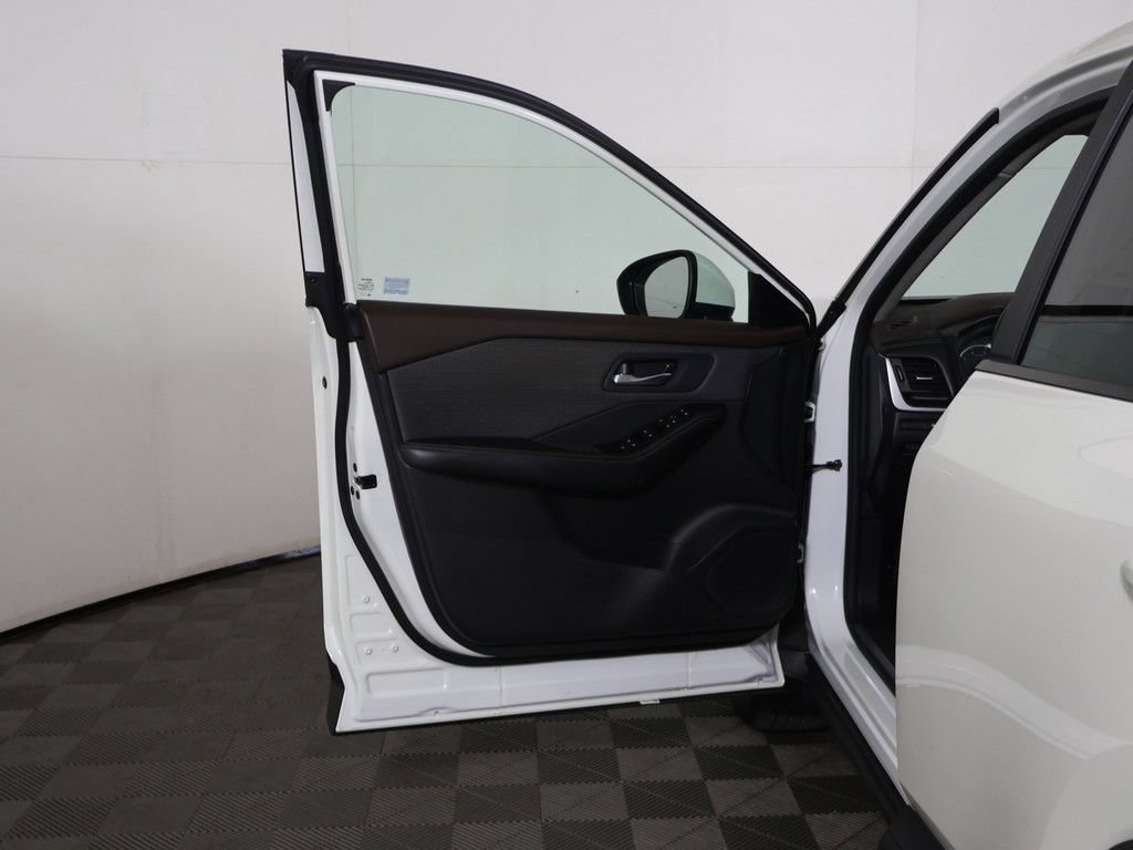 Used 2023 Nissan Rogue SV AWD/4WD image 16