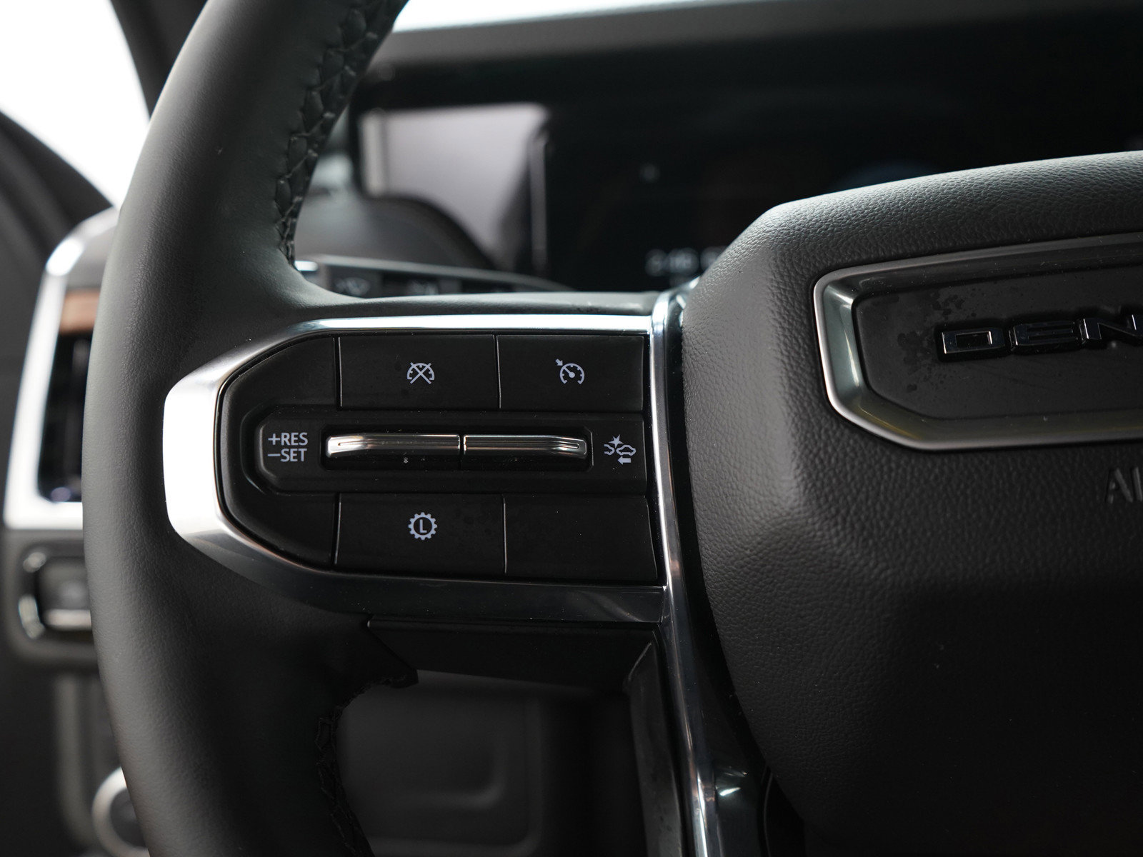 Used 2025 GMC Yukon XL Denali AWD/4WD image 30