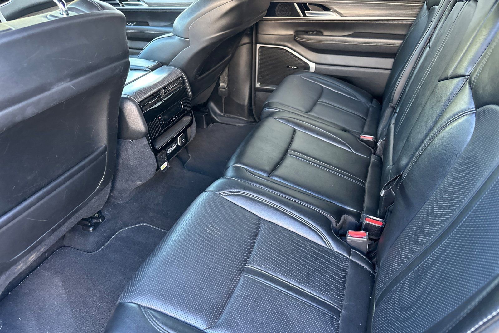 Used 2024 Jeep Wagoneer L Series II w/ Flexible Seating Group image 14