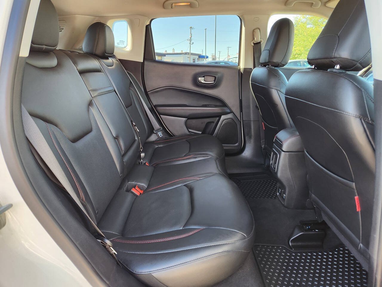Used 2018 Jeep Compass Trailhawk w/ Leather Interior Group AWD/4WD image 14
