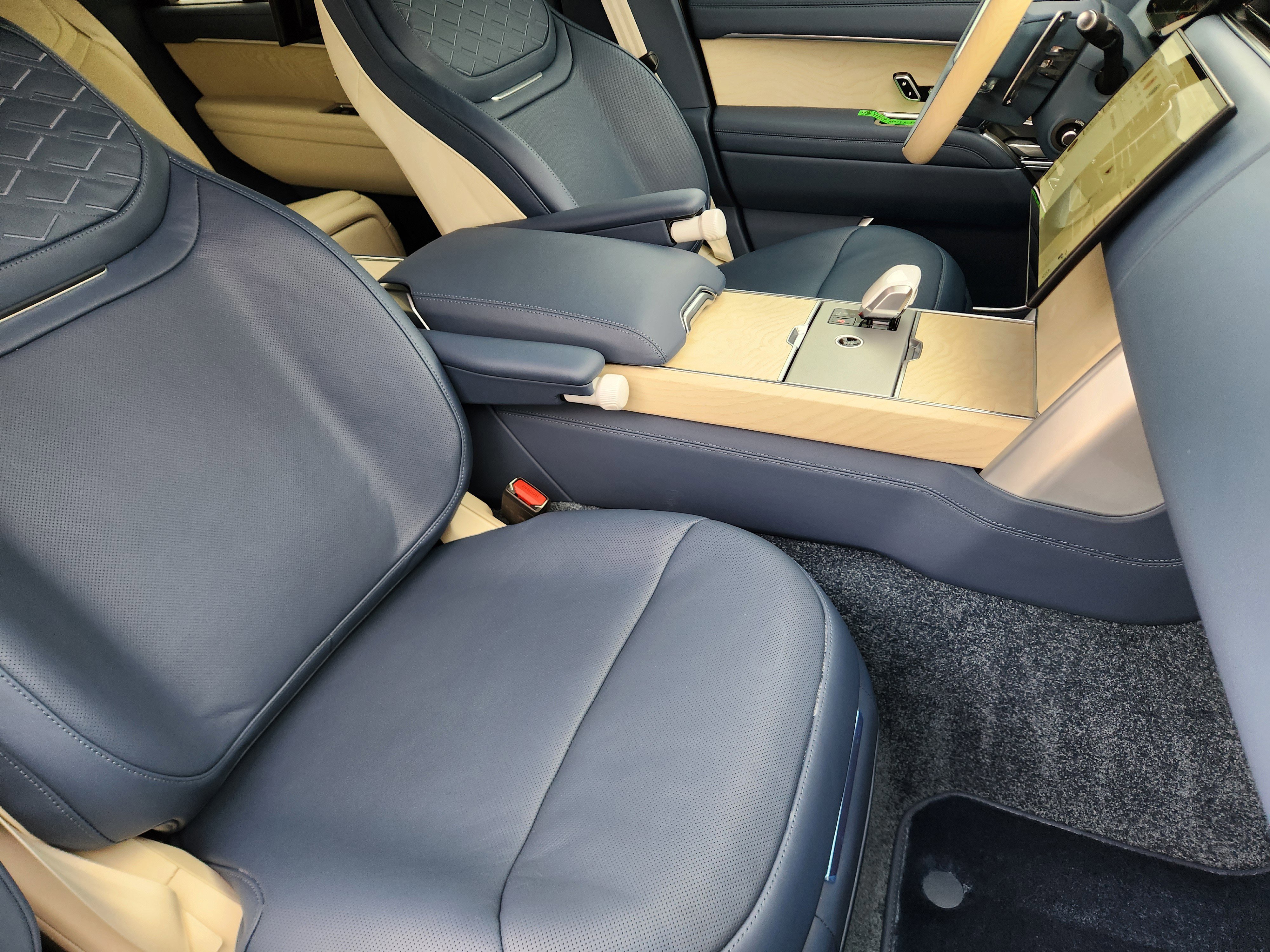 New 2026 Land Rover Range Rover SV AWD/4WD image 9
