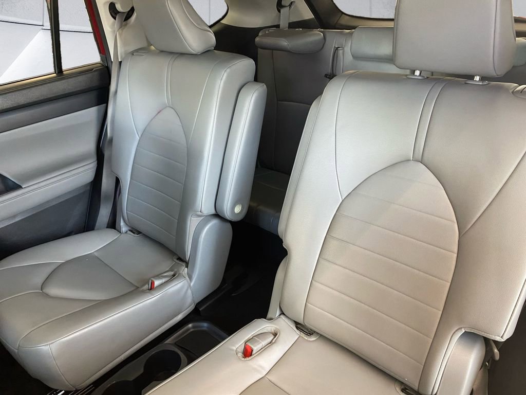 Used 2023 Toyota Highlander XLE image 18