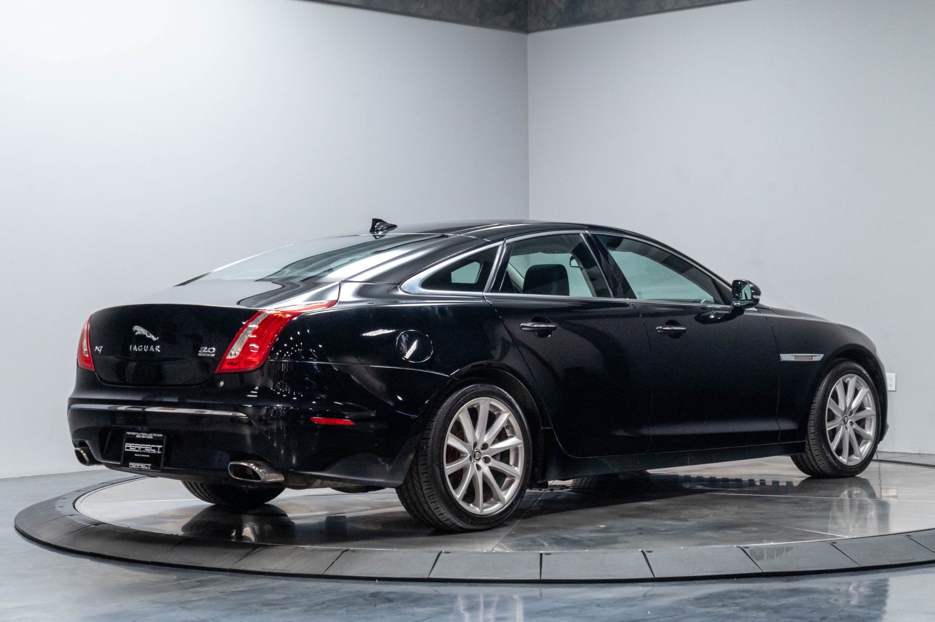 Used 2013 Jaguar XJ AWD image 27