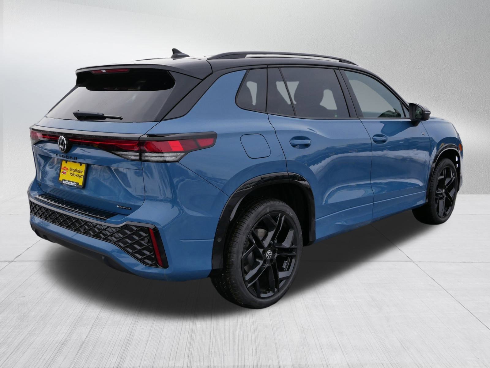 New 2026 Volkswagen Tiguan SE R-Line image 3