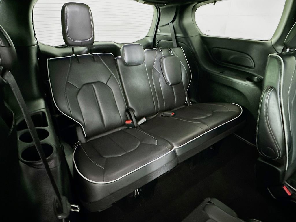 Used 2025 Chrysler Pacifica Limited FWD image 36
