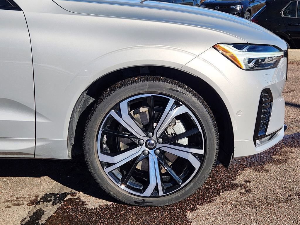 Used 2023 Volvo XC60 B6 Ultimate w/ Climate Package image 32