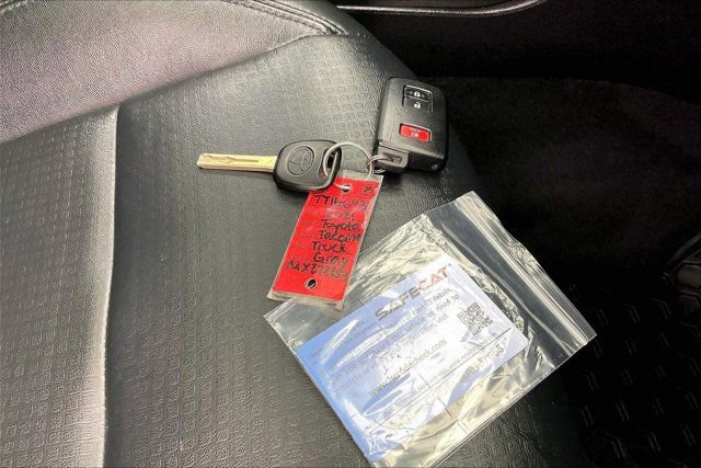 Used 2021 Toyota Tacoma TRD Sport image 11