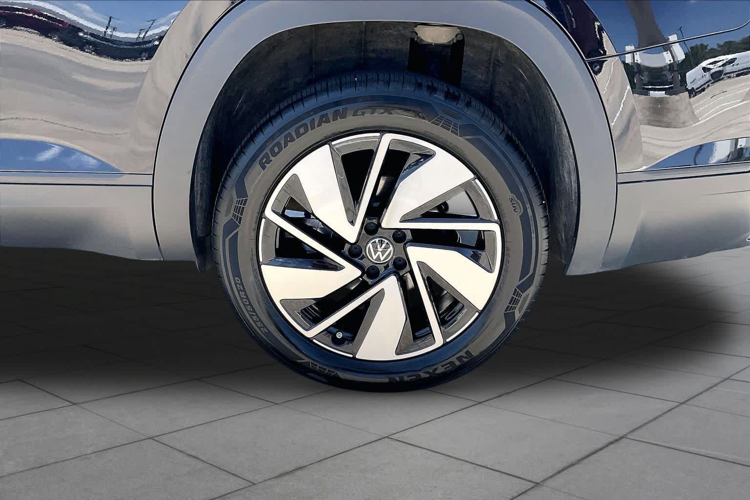 Used 2025 Volkswagen Atlas SE AWD/4WD image 11
