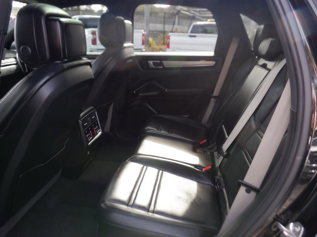 Used 2023 Porsche Cayenne Platinum Edition image 13