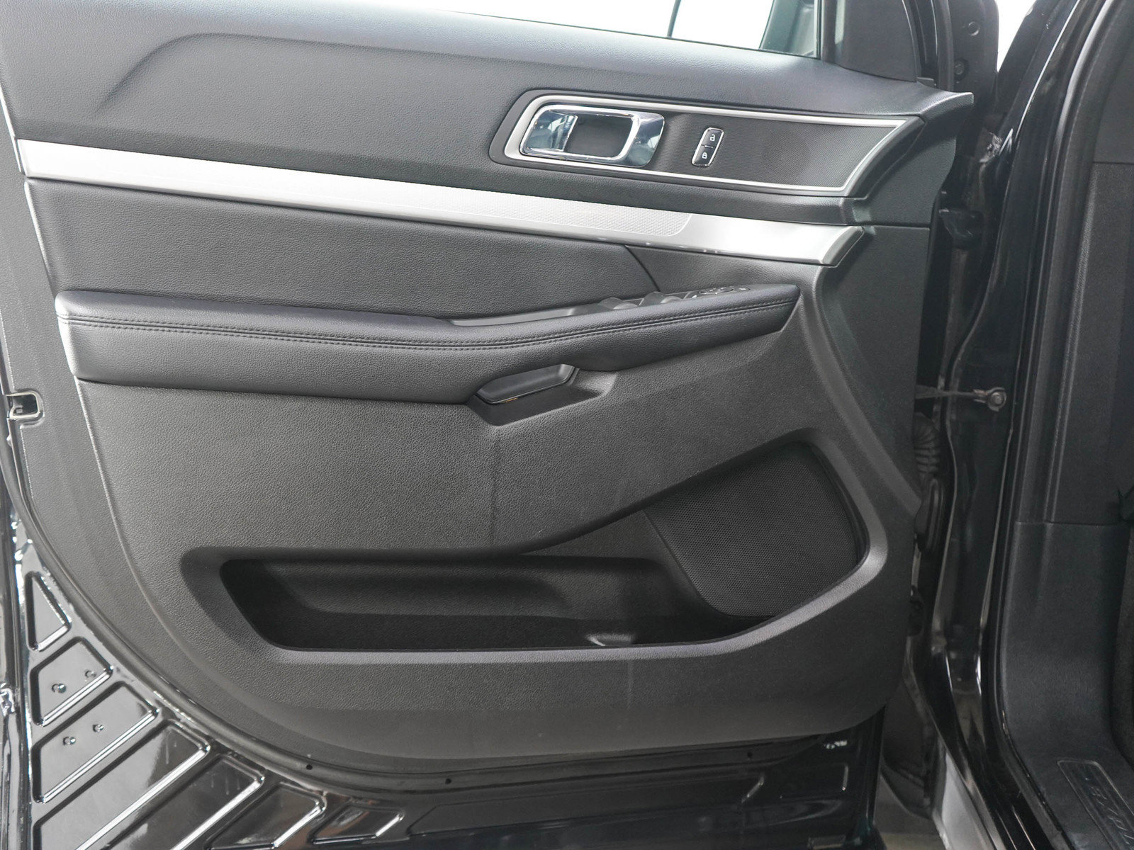 Used 2017 Ford Explorer XLT w/ Equipment Group 202A AWD/4WD image 20