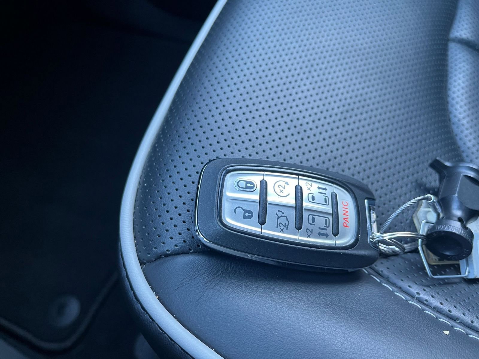 Used 2025 Chrysler Pacifica Limited image 22