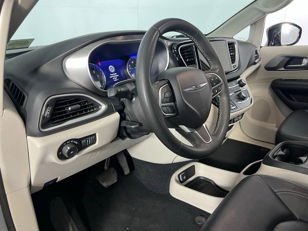 Used 2024 Chrysler Pacifica Touring-L image 23