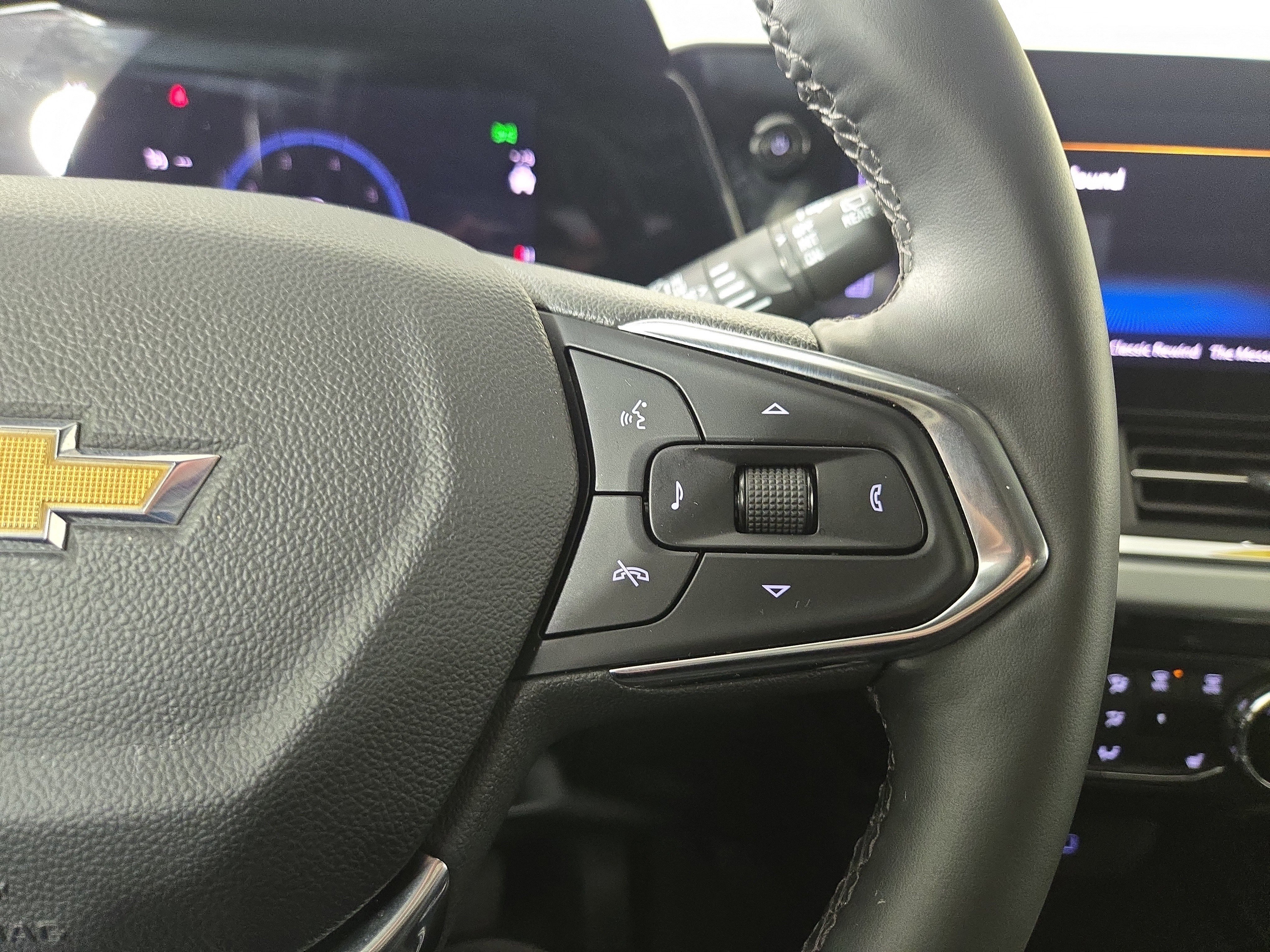 Used 2025 Chevrolet Trax LT w/ LT Convenience Package image 17