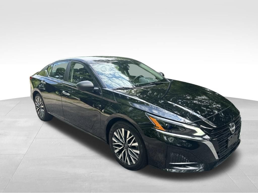 Used 2024 Nissan Altima 2.5 SV FWD image 8