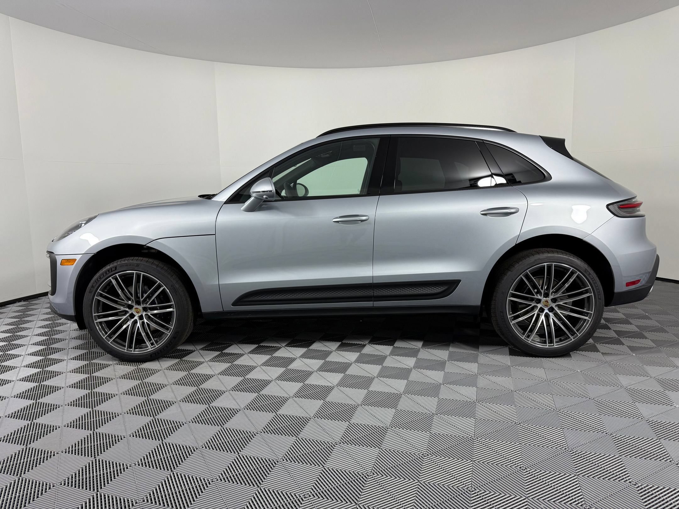 Certified 2026 Porsche Macan AWD/4WD image 2