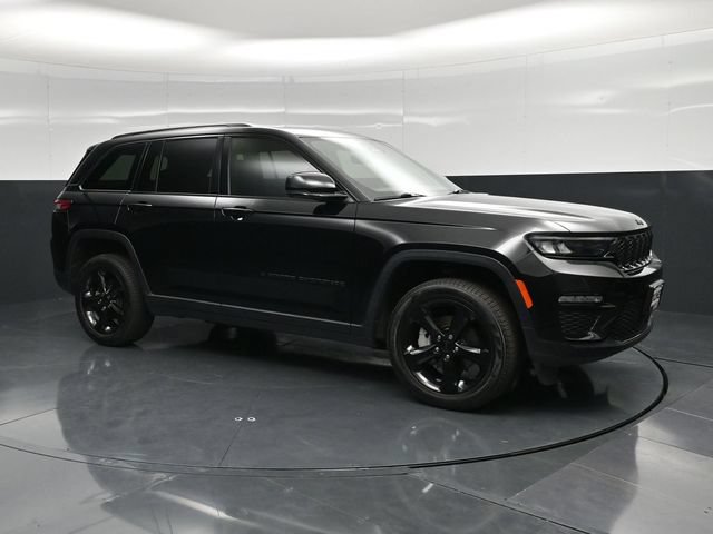 Used 2023 Jeep Grand Cherokee Limited w/ Black Appearance Package AWD/4WD image 3