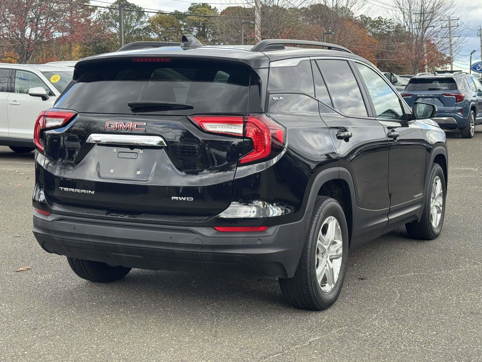 Used 2023 GMC Terrain SLE w/ Driver Convenience Package image 3