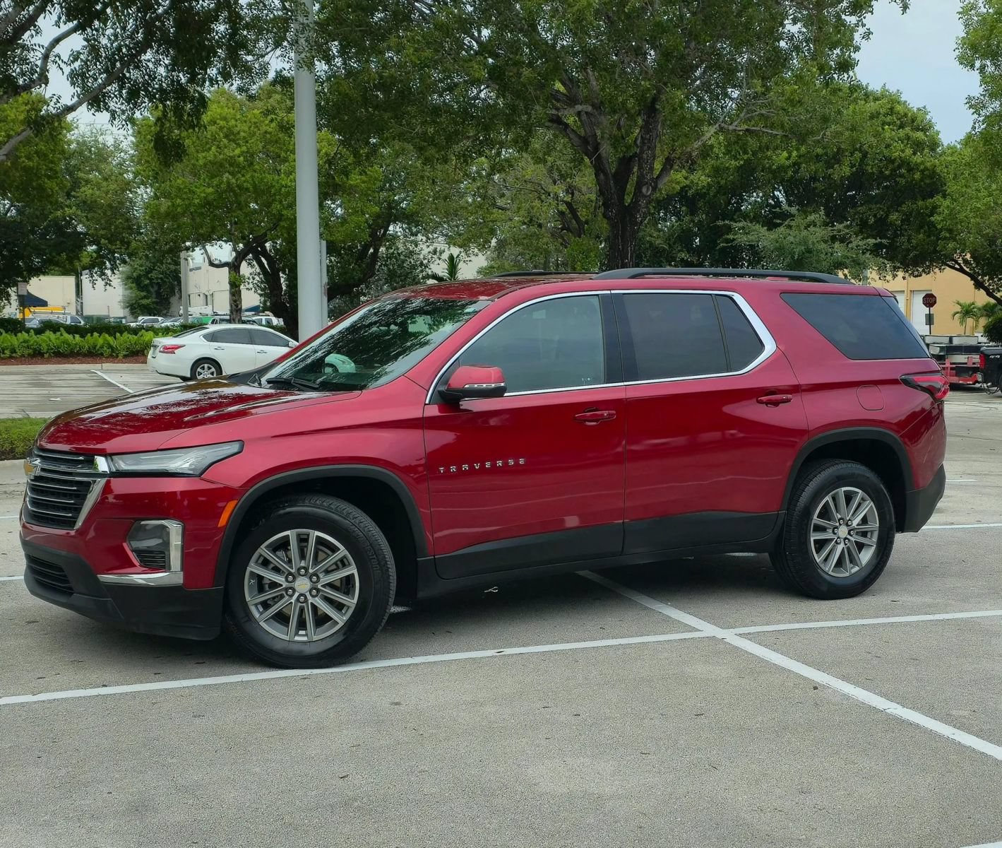 Used 2023 Chevrolet Traverse LT FWD image 1