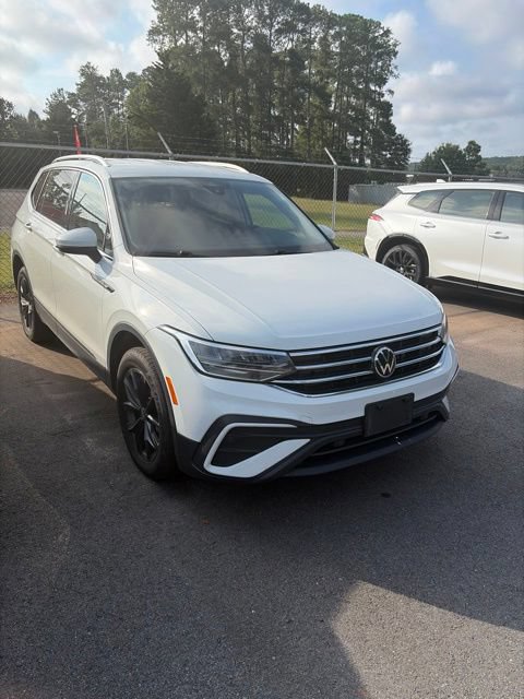 Used 2024 Volkswagen Tiguan SE FWD image 2