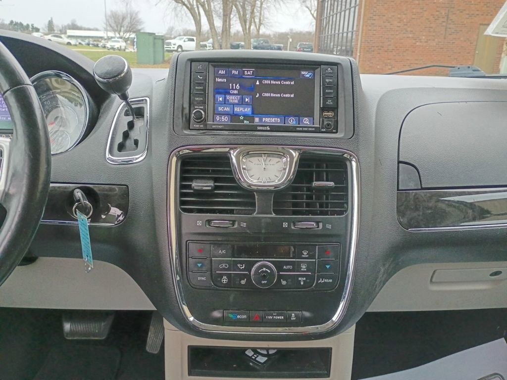 Used 2015 Chrysler Town & Country Touring w/ Driver Convenience Group image 28