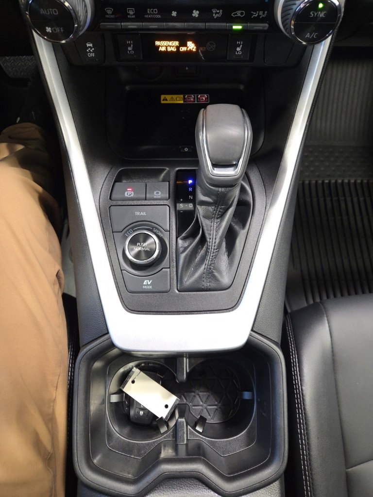 Used 2022 Toyota RAV4 XLE Premium image 25